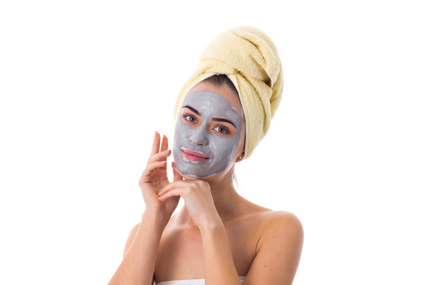 Femme avec serviette sur la tête et masque cosmétique sur le visage
 - Photo, image