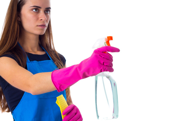 Kobieta w fartuch przy użyciu detergentu i prochowiec - Zdjęcie, obraz