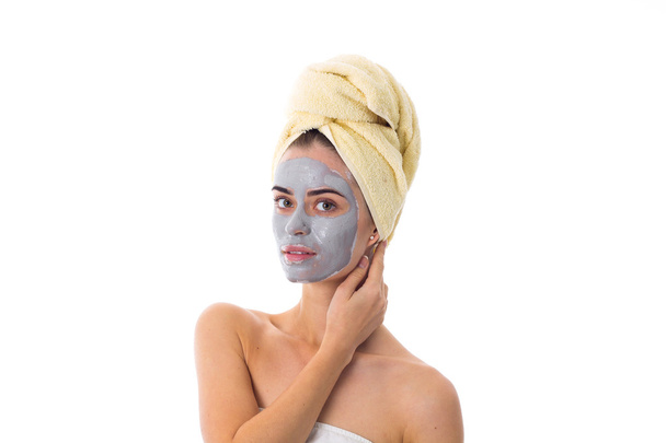 Donna con asciugamano sulla testa e maschera cosmetica sul viso
 - Foto, immagini