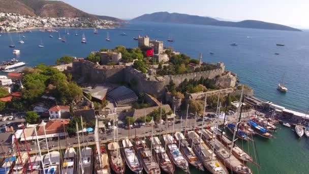 Castle marina yacht légi török zászló drone lövés csónak kikötő luxus turizmus tengerpart magyarorszag Bodrum Mugla, Törökország - Felvétel, videó
