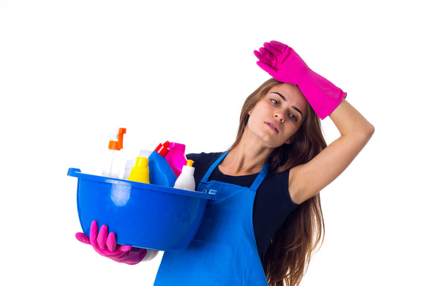 Mulher segurando coisas de limpeza em lavatório
 - Foto, Imagem