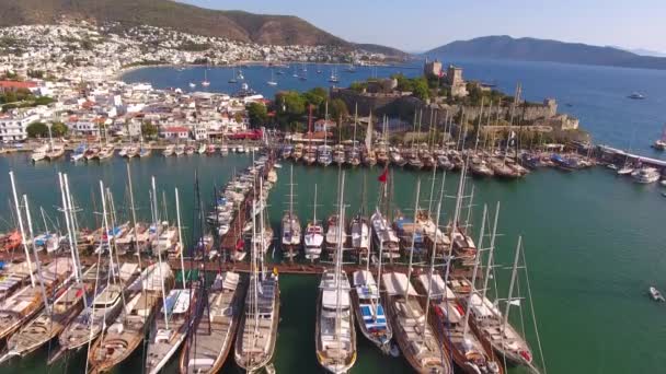 Castillo marina yate aéreo bandera turca drone tiro barco de negocios puerto turismo de lujo costa viajes Bodrum Mugla, Turquía
 - Metraje, vídeo