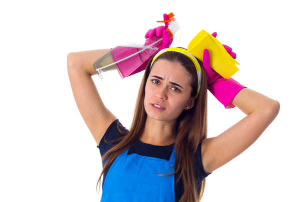Mulher segurando detergente e espanador
 - Foto, Imagem