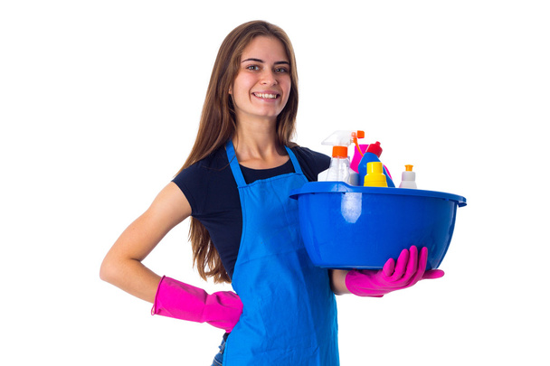 Nainen, jolla on siivoustarvikkeita pesualtaassa
 - Valokuva, kuva