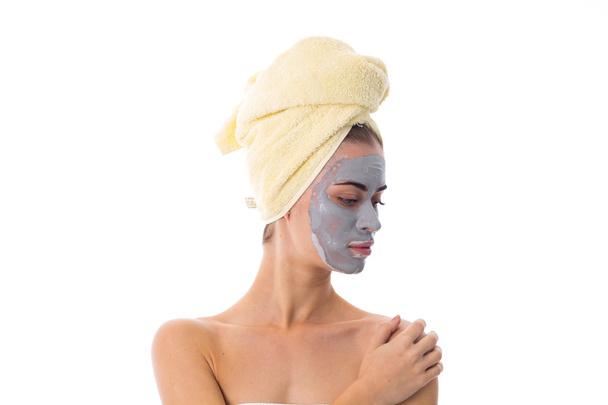 Femme avec serviette sur la tête et masque cosmétique sur le visage
 - Photo, image
