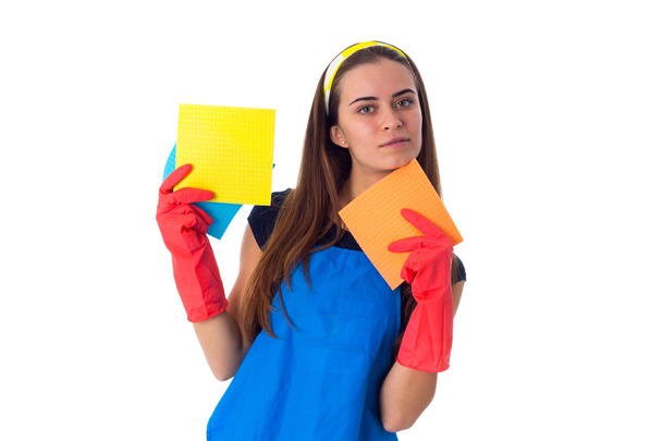 Vrouw in bedrijf stofdoeken schort - Foto, afbeelding