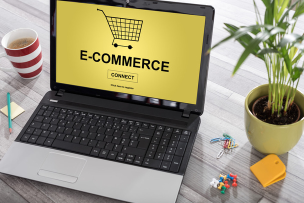 E-commerce έννοια σε ένα φορητό υπολογιστή - Φωτογραφία, εικόνα