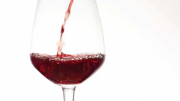 vörösbor borospohárba öntése - Felvétel, videó