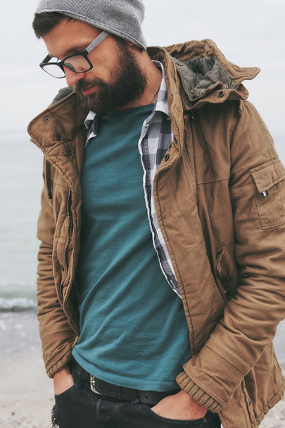 Бородатый мужчина в стильной теплой одежде
 - Фото, изображение
