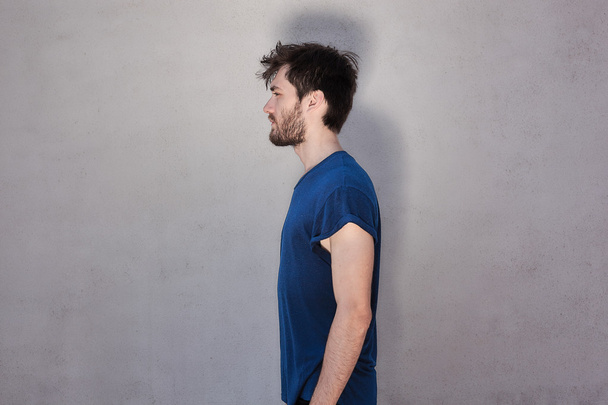 pohledný vousatý muž v modré tričko  - Fotografie, Obrázek