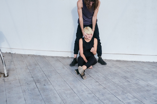 módní muž a dívka v černých šatech - Fotografie, Obrázek