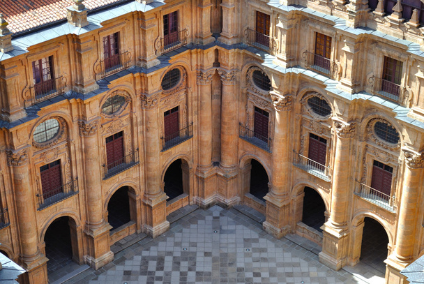 Patio de la Pontificia Universidad de Salamanca
 - Foto, Imagen