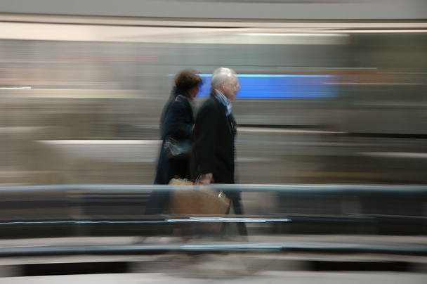 Passagiere am Flughafen mit Bewegungsunschärfe - Foto, Bild