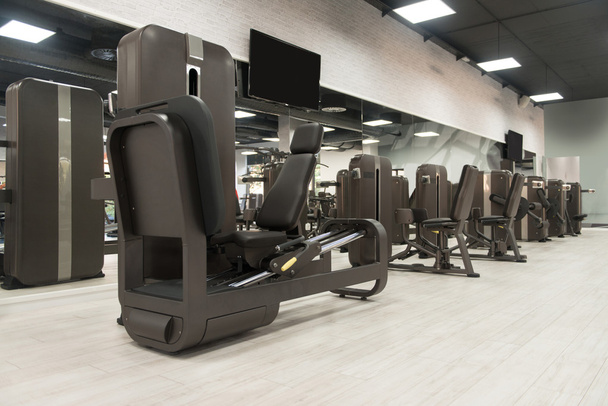 Interieur van nieuwe moderne fitnessruimte met apparatuur - Foto, afbeelding