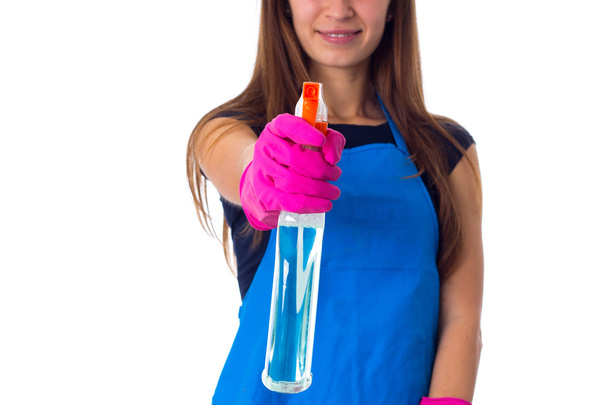 Mujer en delantal usando detergente
 - Foto, imagen