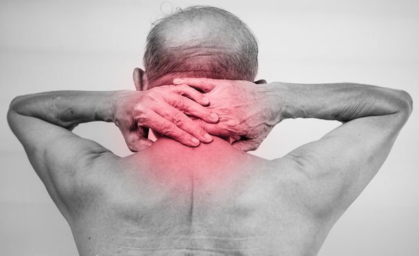 Senior man hand die hij nek en masseren in pijn gebied - Foto, afbeelding