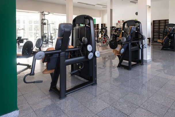 Modern bir spor salonunda egzersiz makineleri - Fotoğraf, Görsel