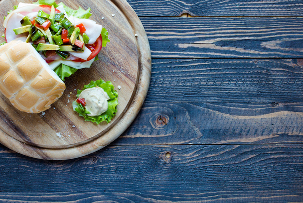 Sandwich fresco y sabroso con jamón y verduras
 - Foto, Imagen
