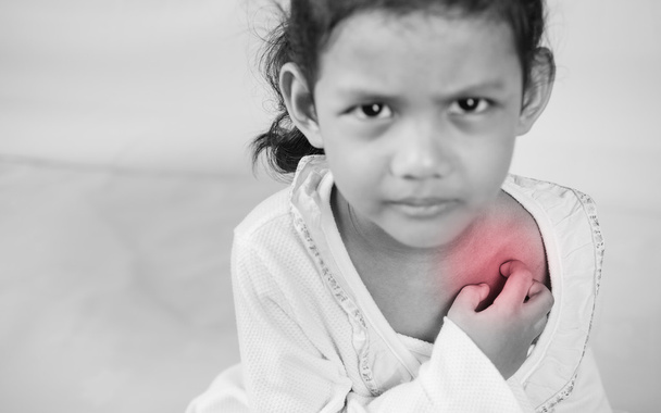Azië jong meisje krassen op de jeuk met hand, hals, jeuk, gezondheid - Foto, afbeelding