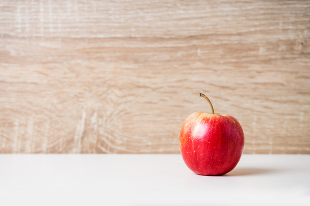 Стерти червоне яблуко на дерев'яному фоні
 - Фото, зображення