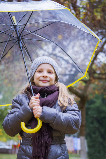 Menina com guarda-chuva no outono
 - Foto, Imagem