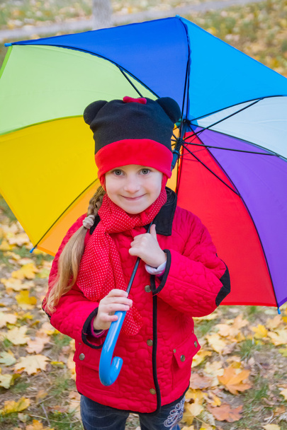 chica con paraguas de arco iris
 - Foto, Imagen