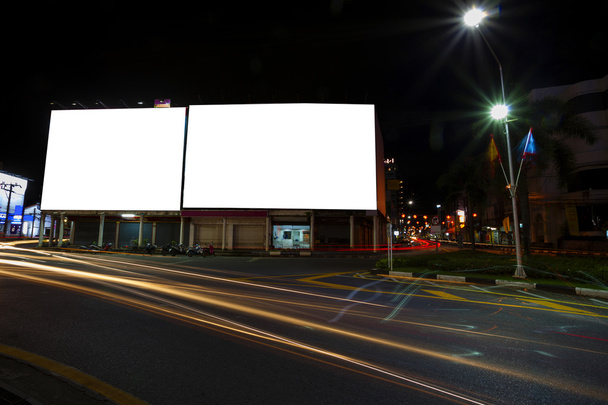 cartellone bianco e luce in città durante la notte, per gli inserzionisti
 - Foto, immagini