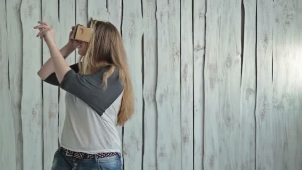 Νεαρή γυναίκα με μακριά μαλλιά χρησιμοποιώντας εικονική πραγματικότητα γυαλιά - Πλάνα, βίντεο