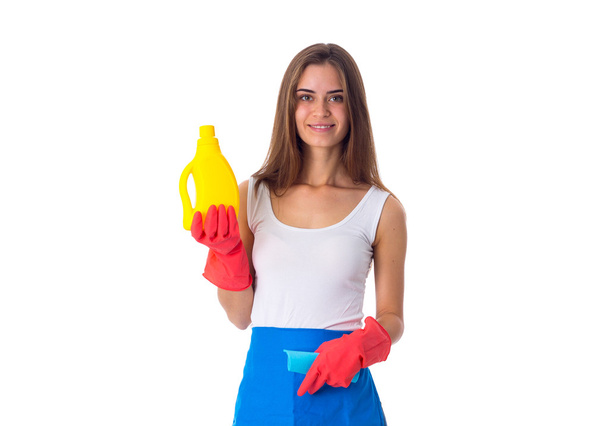 Vrouw bedrijf stofdoek en afwasmiddel - Foto, afbeelding