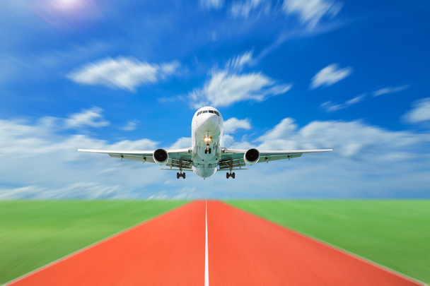 Passagierflugzeug hebt von Landebahn gegen schönen Himmel ab,  - Foto, Bild