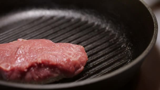 Closeup of grilled steak texture being cooked - Filmagem, Vídeo