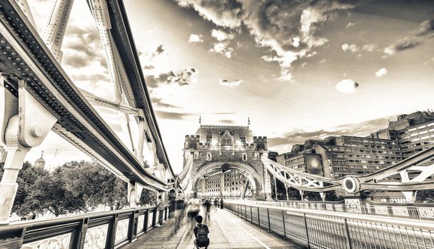 γέφυρα πύργος του Λονδίνου κατά το σούρουπο - Φωτογραφία, εικόνα