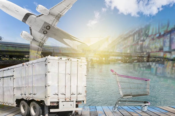 Industriële containervracht met vliegtuig en winkelwagentjes op b - Foto, afbeelding