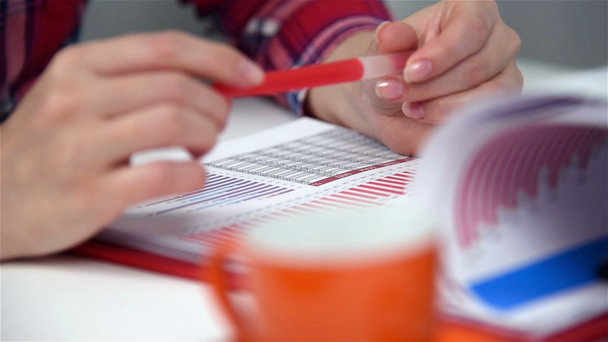 Accountant vrouw bedrijf rode Pen In de Hand en analyseert beurs statistieken - Video