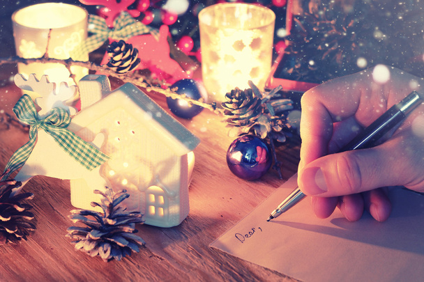 mão do ano novo escrever na mesa com vela de cone de pinho
 - Foto, Imagem