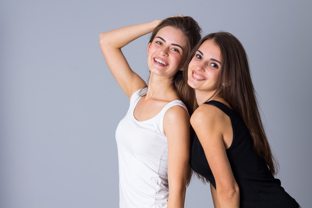 Due giovani donne sorridenti - Foto, immagini