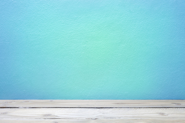  houten tafel vloer met blauwe muur achtergrond. - Foto, afbeelding