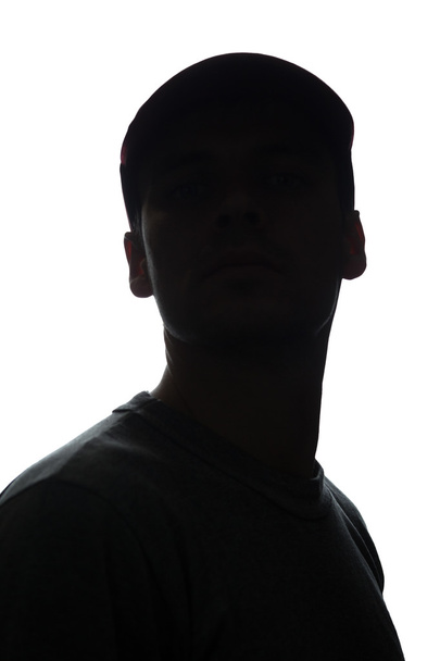 Egy fiatal férfi sapka, elölnézet portréja - Fotó, kép