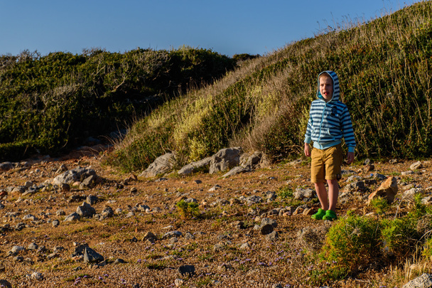 Chlapec, pět let chůze na skalnatém terénu - Fotografie, Obrázek