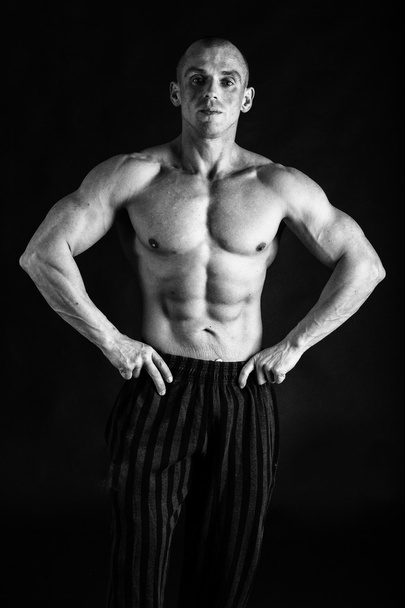 Man met spieren in een zwart-wit foto 's. - Foto, afbeelding