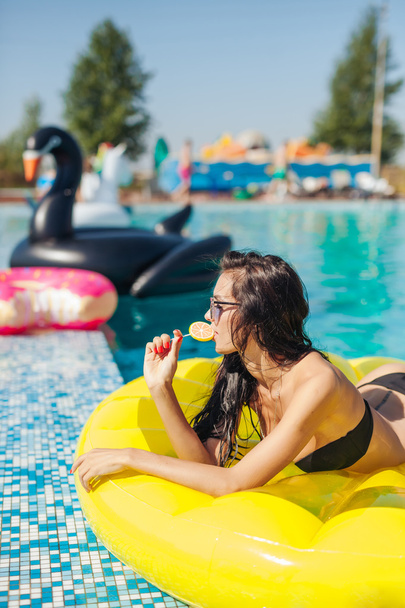 Sexy woman in bikini enjoying summer  - Foto, afbeelding