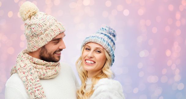 smiling couple in winter clothes - Foto, Imagen