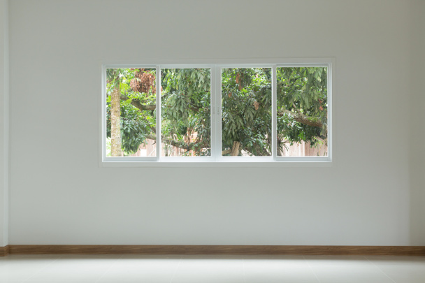 Camera vuota con finestra di vetro scorrevole
 - Foto, immagini