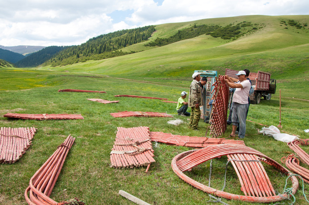 Kazakstan heinäkuussa 2014 rakentaminen juurtti. pyöreä huopa- tai nahkateltta kokoontaitettavassa kehyksessä, jota nomadit käyttävät Mongoliassa, Kazakstanissa ja Turkissa
. - Valokuva, kuva