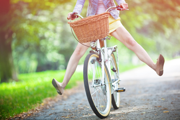 Nainen ajaa polkupyörällä - Valokuva, kuva