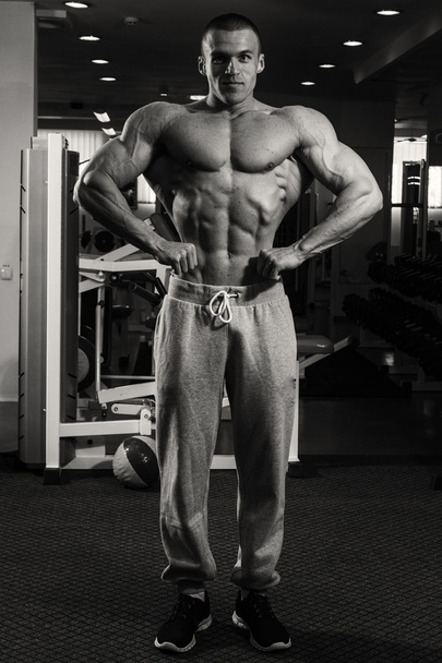 Testépítő férfi fikarcnyi súlyzó - Fotó, kép