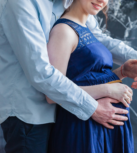 Man embraces pregnant woman - Φωτογραφία, εικόνα