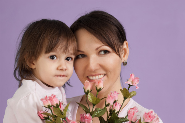 Uma bela mãe caucasiana agradável com sua filha
 - Foto, Imagem