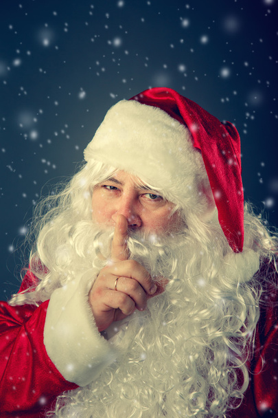 Santa Claus presiona un dedo en sus labios
. - Foto, imagen