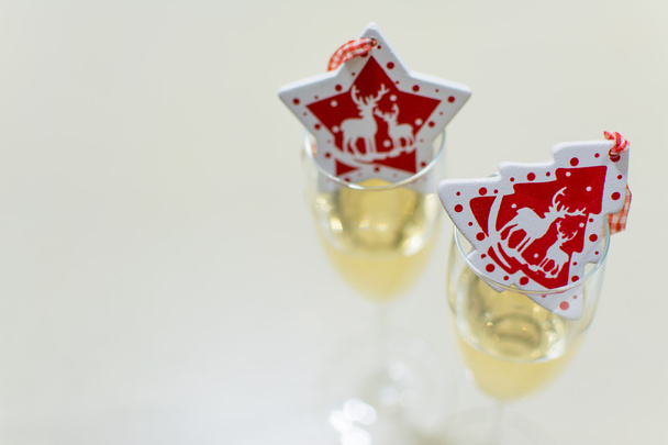 two glasses of champagne with Christmas ornaments inside - Foto, afbeelding